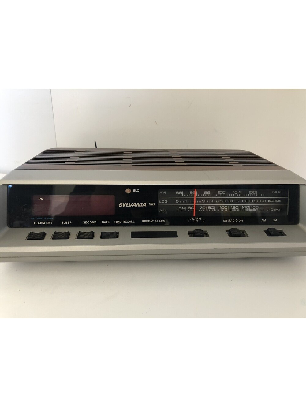 Sylvania SFZ10-00 Rare Vintage Digital Alarm Clock Radio AM/FM 1980’s
